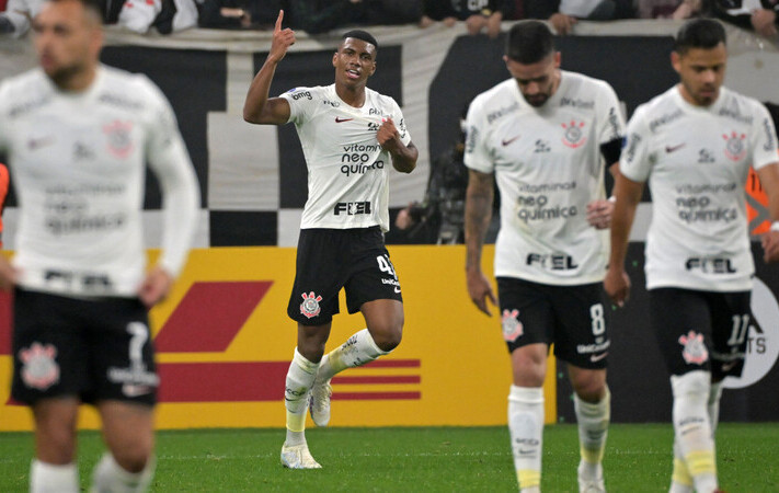 Corinthians enfrenta Universitario pela classificação