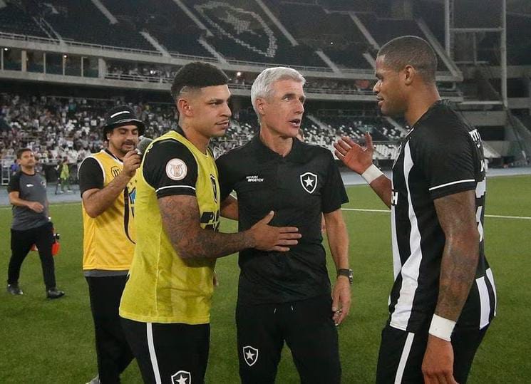 Botafogo vence mais uma e se isola na liderança do Brasileirão